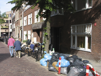 872048 Afbeelding van het grofvuil dat uit het pand Waterstraat 23 in Wijk C te Utrecht op straat gezet is; de ...